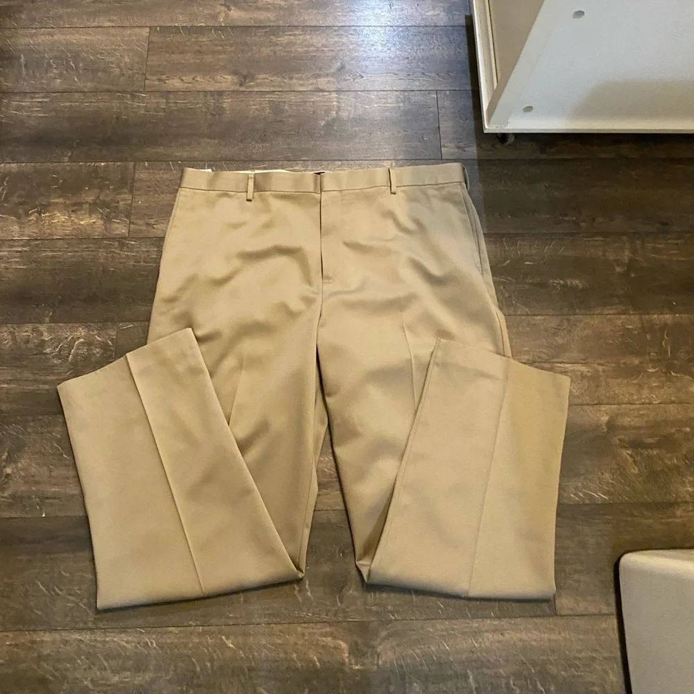 Dockers Essential Khakis SZ 42‎ X 32